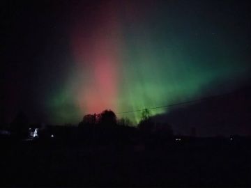 Из-за сильнейшей магнитной бури северное сияние сегодня можно увидеть во многих регионах России — в Тульской, Орловской, Курской, Брянской и Московской областях