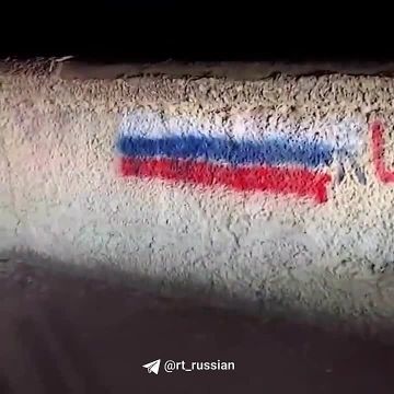 Певец из Ростова-на-Дону закрасил в Тбилиси граффити с надписью Fuck Russia и нарисовал вместо ругательства флаг России