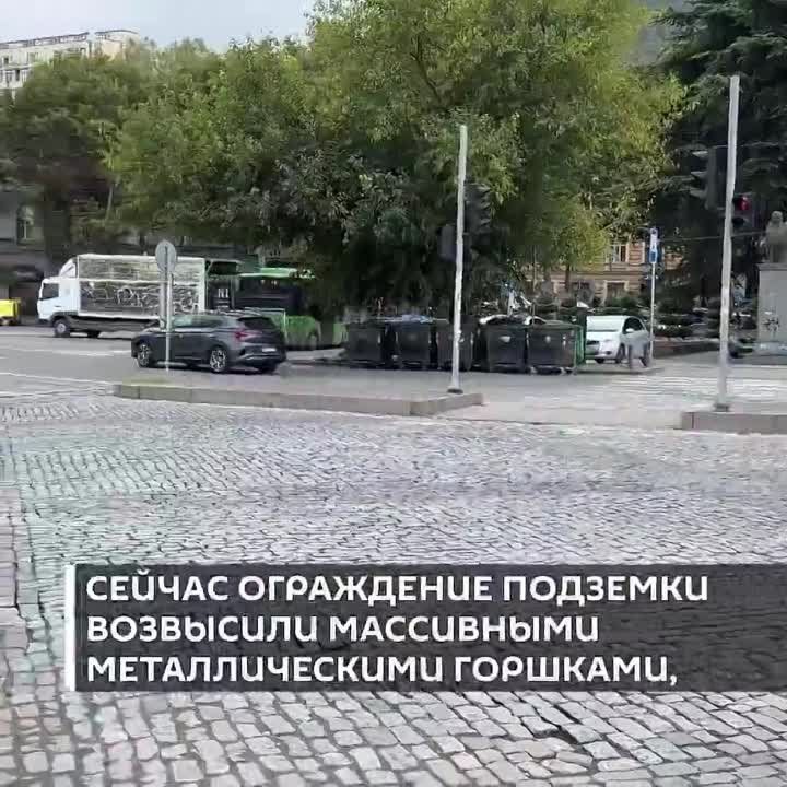 В центре Тбилиси увеличили высоту ограждения "роковой подземки" – места, где несколько недель назад погибла туристка из России