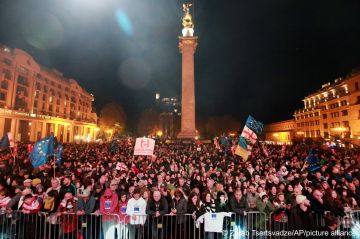 Марш «Грузия выбирает Евросоюз» в Тбилиси: десятки тысяч людей вышли на центральную площадь Свободы