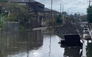 В портовом городе Поти из-за затопления дорог закрыли школы и детсады, сообщила местная мэрия