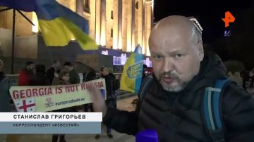 На площади перед грузинским парламентом в Тбилиси собрались украинские активисты с флагами, сообщил корреспондент РЕН ТВ Станислав Григорьев