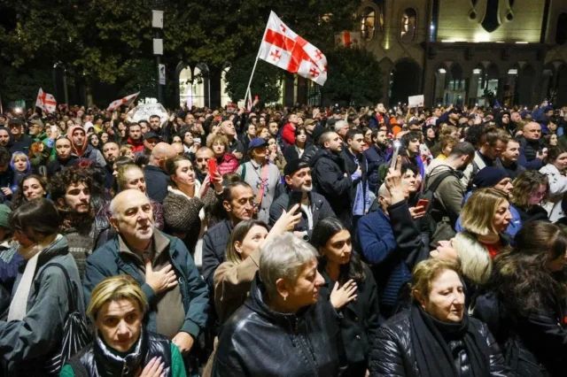 В Тбилиси у здания парламента прошел митинг оппозиции