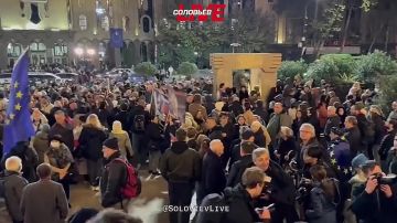 Все больше народу прибывает на митинг перед парламентом в Тбилиси