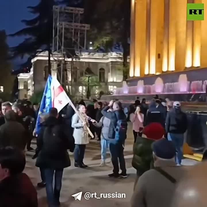 У здания парламента в Тбилиси начинается митинг оппозиции