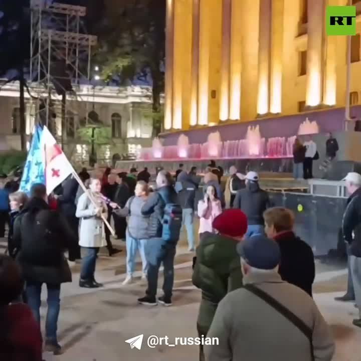 У здания парламента в Тбилиси началась торговля флагами ЕС, Грузии и Украины: оппозиция готовится к митингу