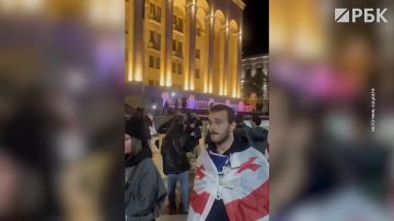 В Тбилиси второй день продолжаются акции протеста у здания парламента Грузии против результатов выборов, на которых победила правящая «Грузинская мечта»