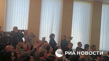 Журналисты грузинских оппозиционных и западных СМИ громко перебивали Орбана на брифинге в Тбилиси после его переговоров с премьером Грузии