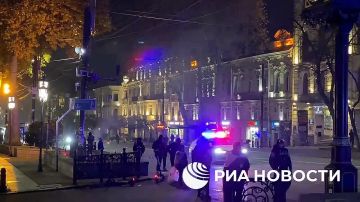 Полиция открыла движение машин по проспект Руставели в Тбилиси, участники акции протеста разошлись