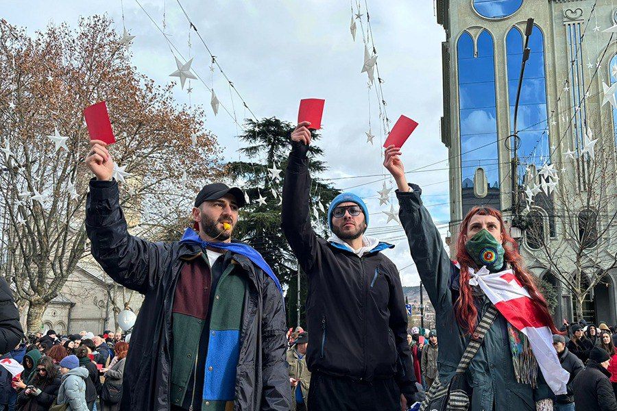 На акции в Тбилиси протестующие стали показывать красные карточки после вступления в должность президента Михаила Кавелашвили