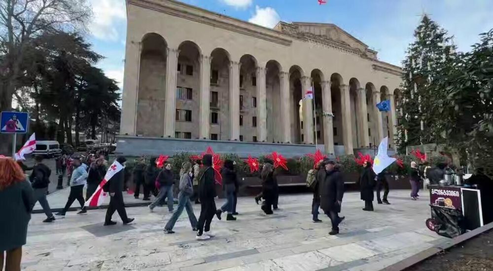 Сторонники оппозиции вновь перекрыли проспект у здания парламента в Тбилиси