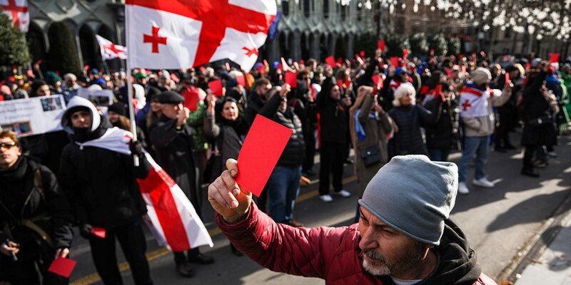 Прозападные митингующие показали президенту Грузии красную карточку