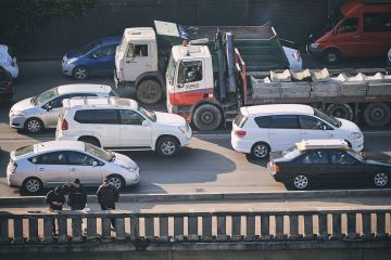 С 1 января в Тбилиси вводят ограничения на движение всего крупного транспорта в часы пик