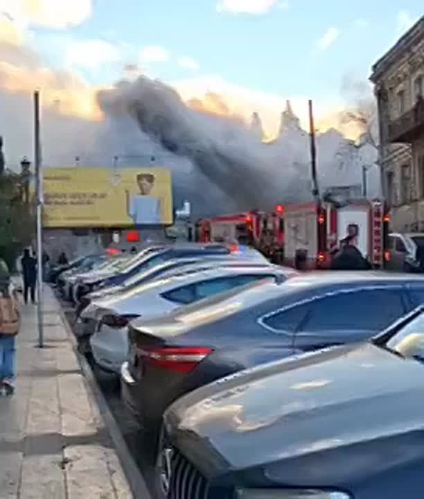 На проспекте Руставели в центре Тбилиси крупный пожар