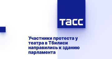 Участники протеста у театра в Тбилиси направились к зданию парламента