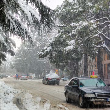 Двоих человек спасли в Батуми после обрушения стены дома