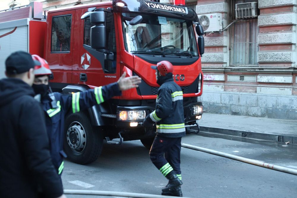 Жилые дома горят в центре Тбилиси