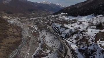 На дороге Мцхета-Степанцминда-Ларс, ведущей к грузино-российской границе, длинная пробка из легковушек, сообщает корреспондент @SputnikGeorgia