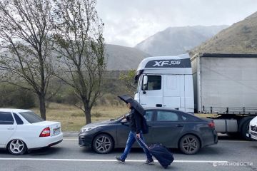 Движение через "Верхний Ларс" приостановили