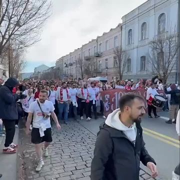 Грузинские болельщики тоже устроили шествие в центре столицы, чтобы поддержать футболистов национальной сборной