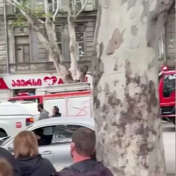 В трехэтажном доме в Тбилиси обрушился пол второго этажа