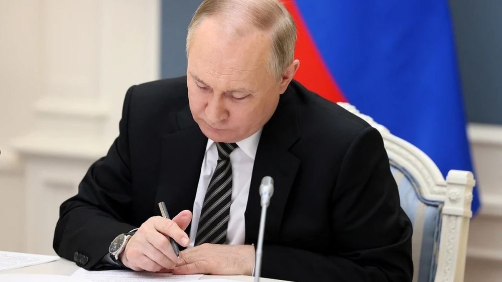 Путин направил поздравления с Днем Победы лидерам стран СНГ