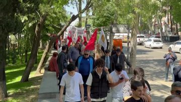 Лидеры партии "Солидарность во имя мира" провели акцию "Бессмертный полк" в Тбилиси по случаю 80-летия Великой Победы