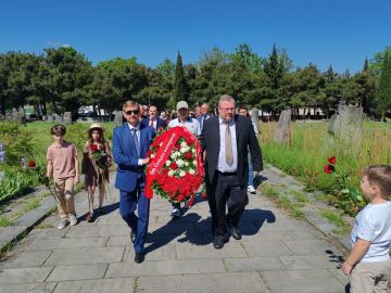 Представители Секции интересов РФ при Посольстве Швейцарии в Грузии возложили цветы у мемориала погибшим в Великой Отечественной войне на Кукийском кладбище в Тбилиси