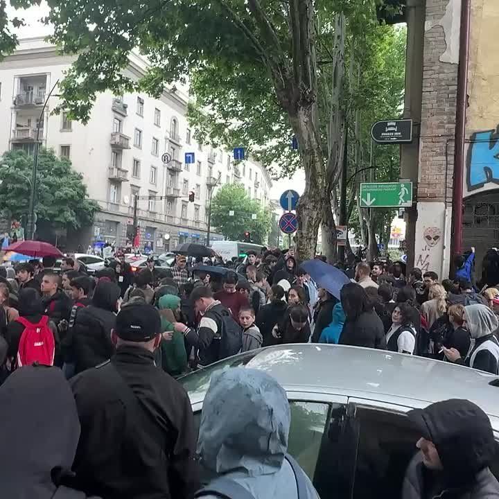 Нет, это не очередная акция протеста в Тбилиси, это грузины встречают легенд футбольного клуба "Барселона", которые приехали на завтрашний "Матч Легенд" с грузинской сборной