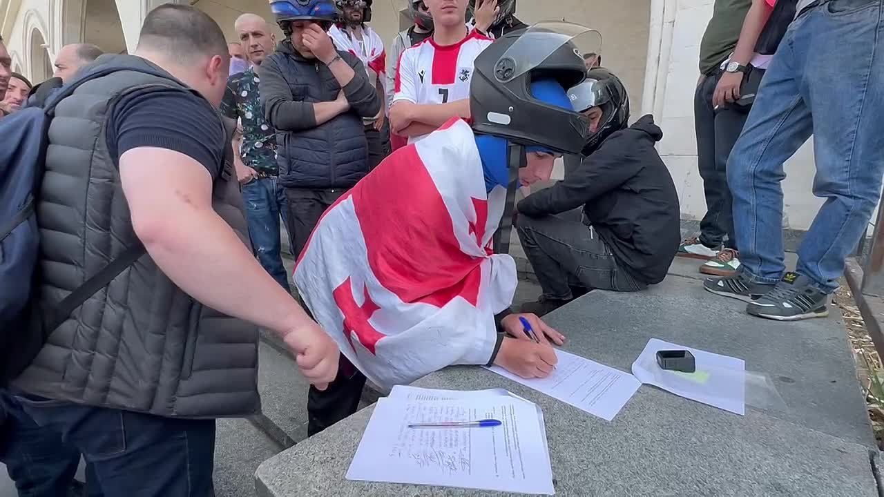 В Тбилиси протестуют курьеры службы доставки