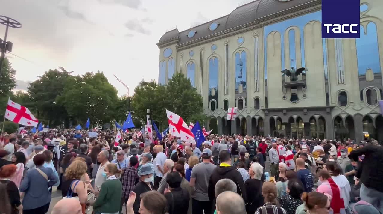 Более тысячи человек собрались в центре Тбилиси у здания парламента Грузии на митинг, организованный оппозицией, передает корреспондент ТАСС