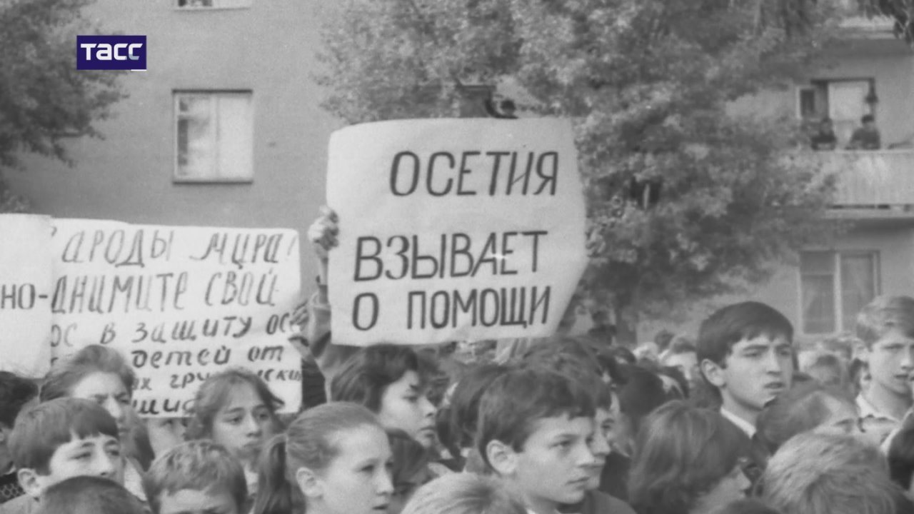 Шойгу в 33-ю годовщину ввода миротворцев в зону грузино-осетинского конфликта поделился архивными кадрами с ТАСС