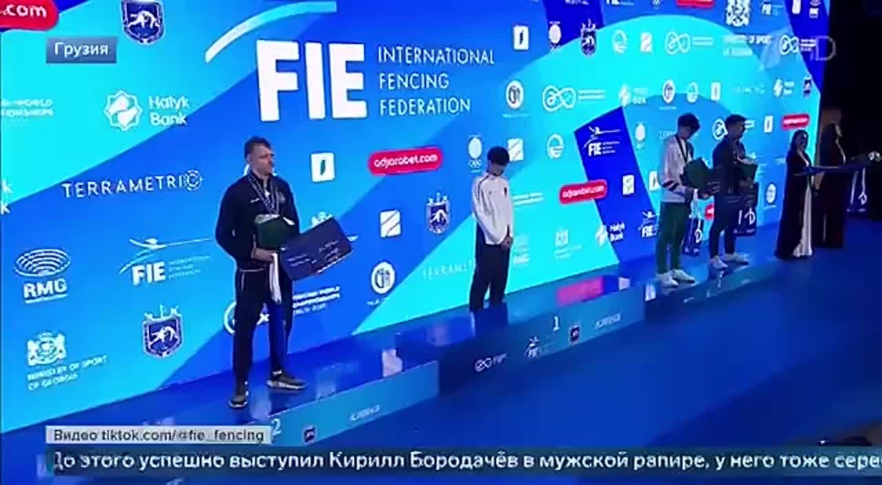 Команда российских спортсменов завоевала серебряные медали в турнире Чемпионата мира по фехтованию на шпагах, который проходит в Тбилиси