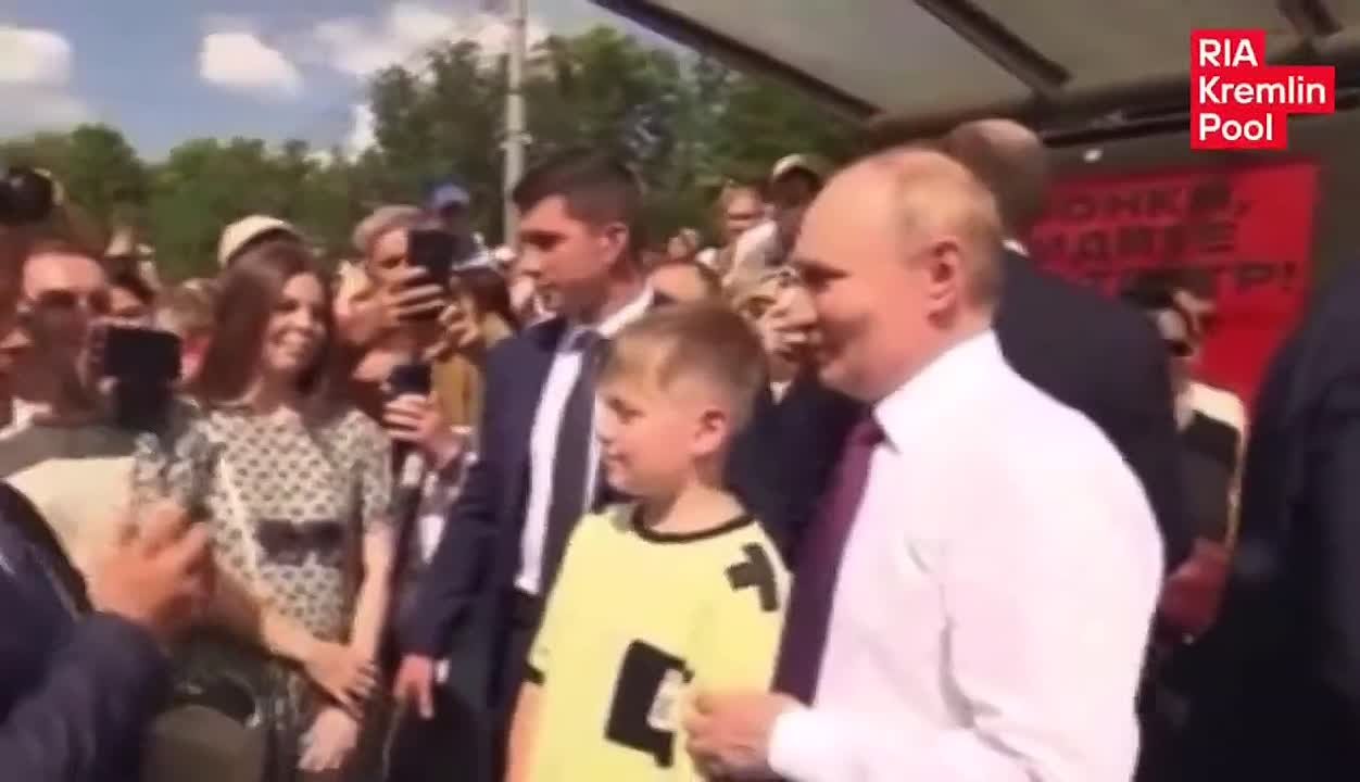На Дворцовой площади Санкт-Петербурга Владимир Путин пообщался с жителями и гостями города
